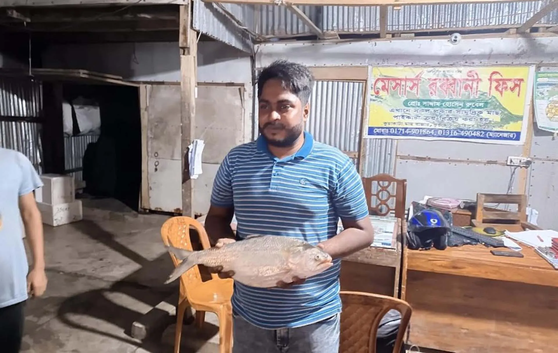 কুয়াকাটায় একটি  ইলিশ বিক্রি ৬ হাজারে 